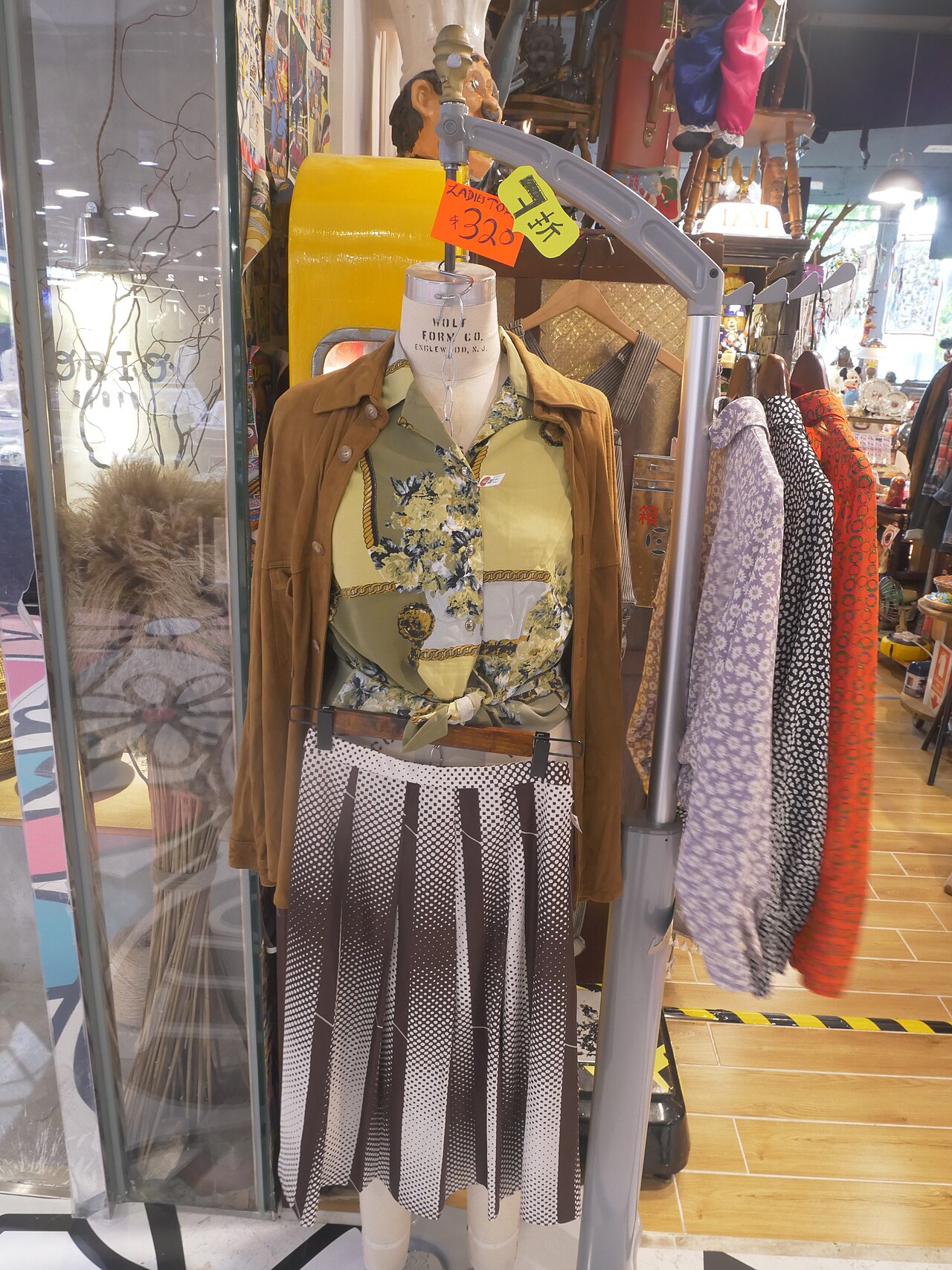 A Causal Style Dress For Women In Store At Tsuen Wan — Fashion & Apparel | RESIMLAND