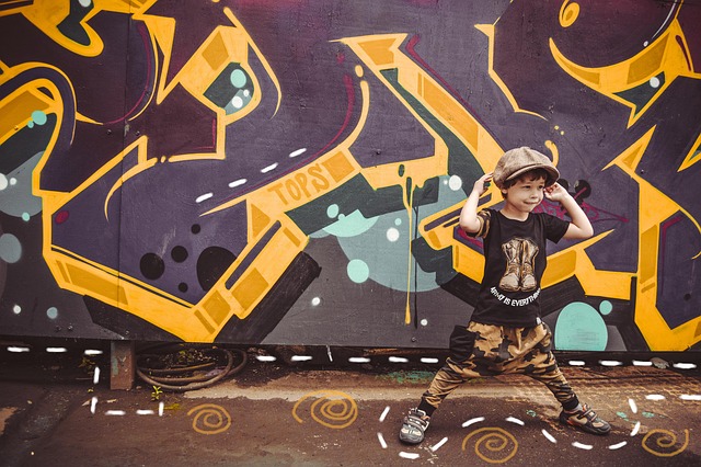 Graffiti Posing Advertising Children’s Clothing Model — Fashion & Apparel | RESIMLAND