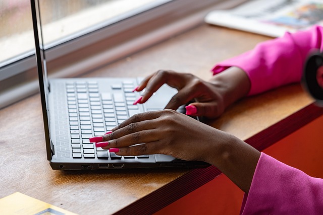Laptop Typing Working Pink — Business | RESIMLAND
