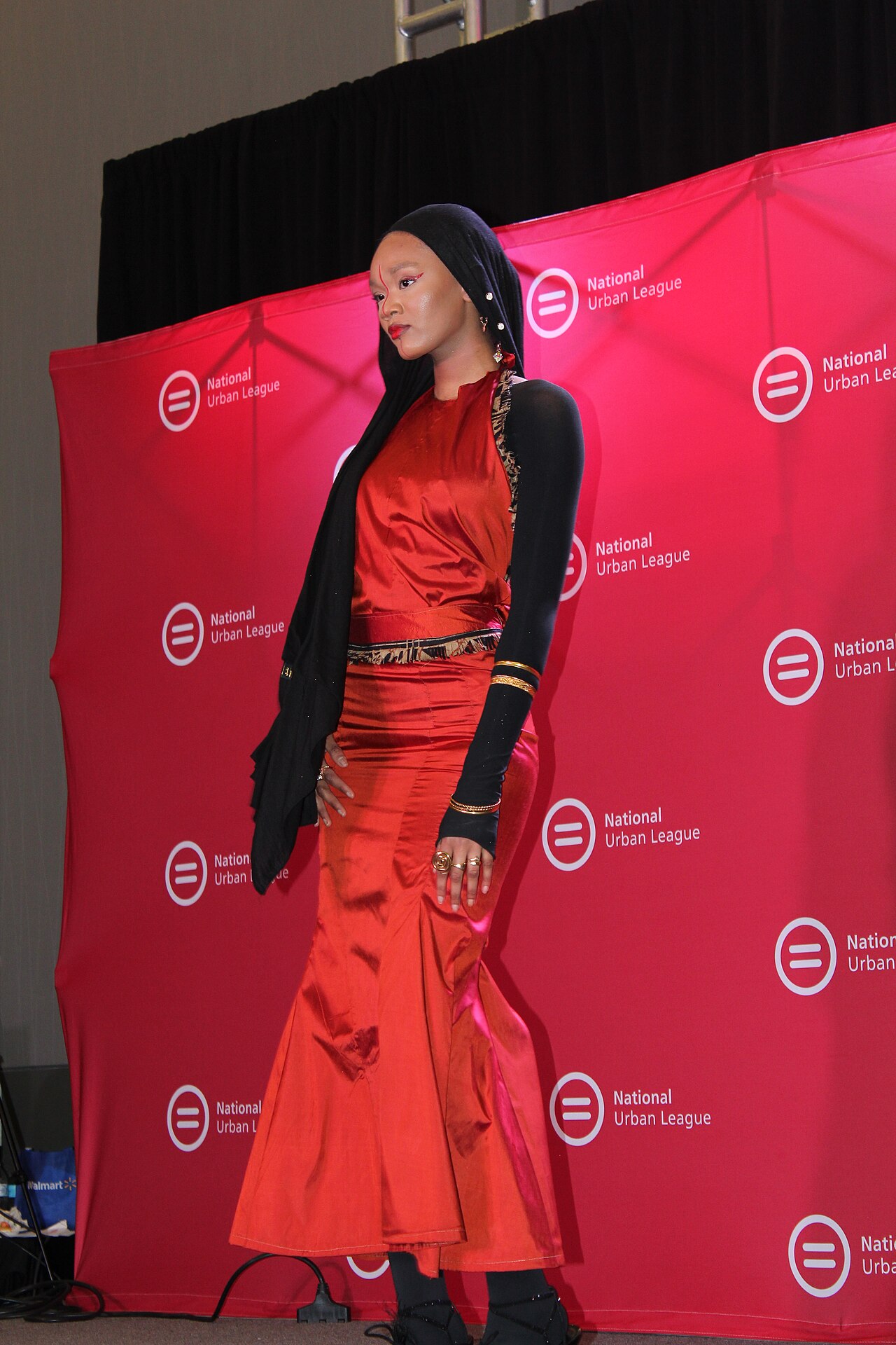 Model Walking In Black In Style: The Ultimate Fashion Face-off/pitch C — Fashion & Apparel | RESIMLAND