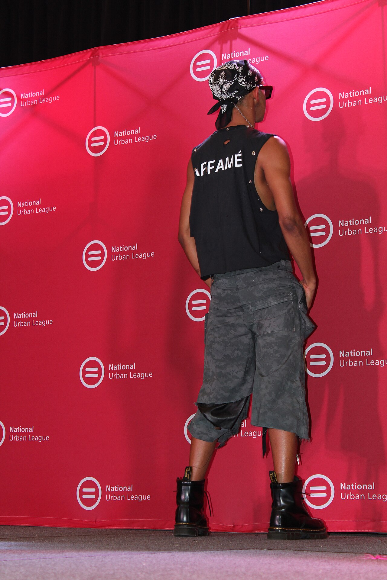 Model Walking In Black In Style: The Ultimate Fashion Face-off/pitch C — Fashion & Apparel | RESIMLAND