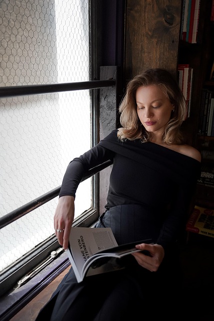 Woman Book Reading Education — Education | RESIMLAND